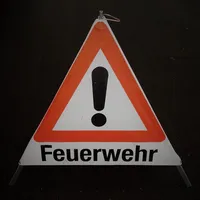 feuerwehr_warndreieck.jpg__1920x0_q80_ALIAS-model_image_large_crop_subsampling-2.jpeg